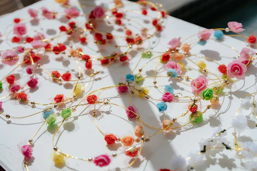 Skapa unika smycken med blommiga glaspärlor