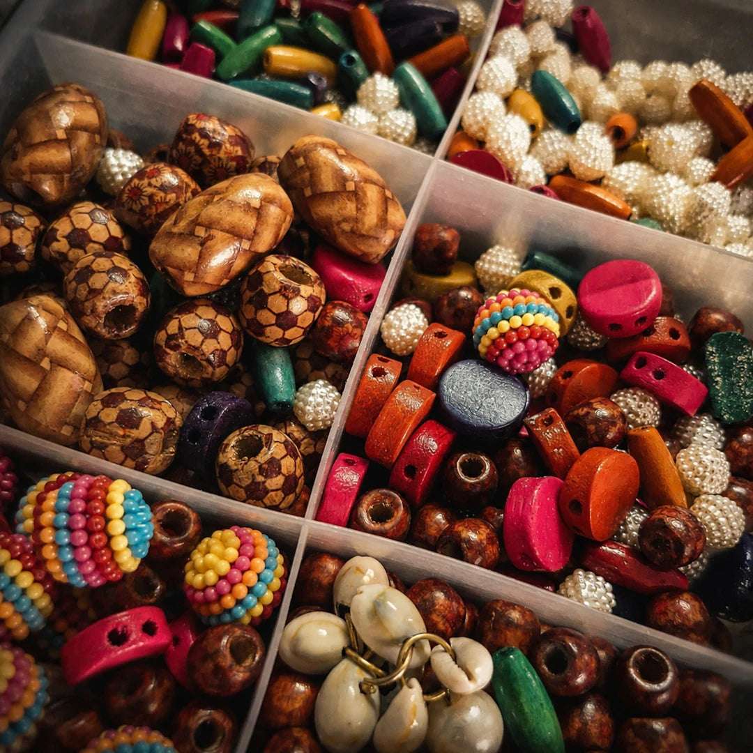 Olika typer av pärlor: Seed beads, glas och akryl