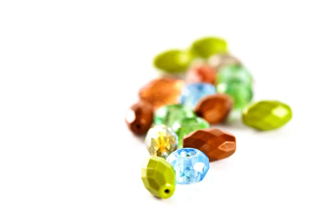 Klassiska glaspärlor för eleganta smycken och pyssel