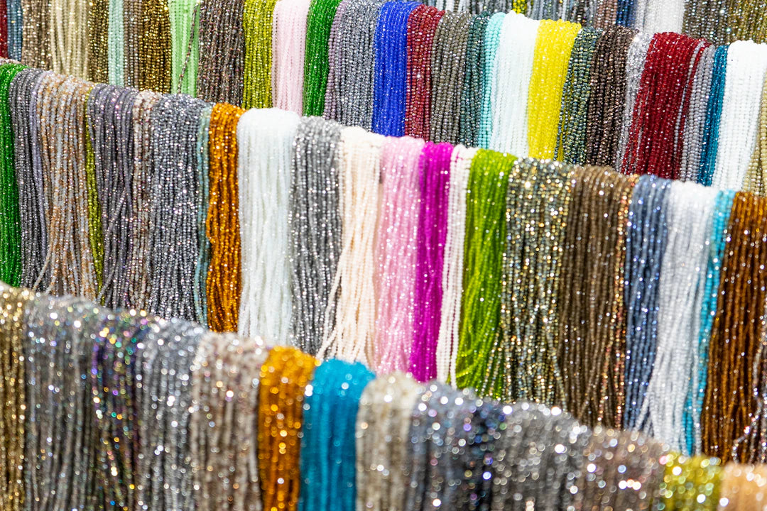 Skapa unika smycken med TOHO Demi Round pärlor i metalliska nyanser