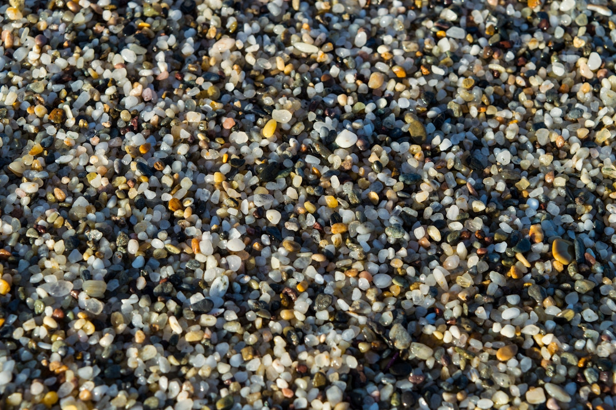 Fem vanliga materialval och deras fördelar inom smyckestillverkning - Hilmas Pyssel