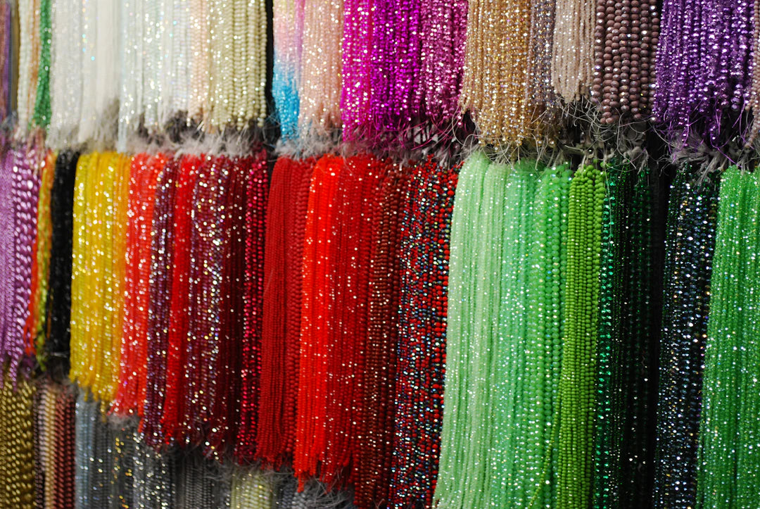 Skapa Färgstarka Smycken med TOHO Seedbeads i Regnbågeffekt