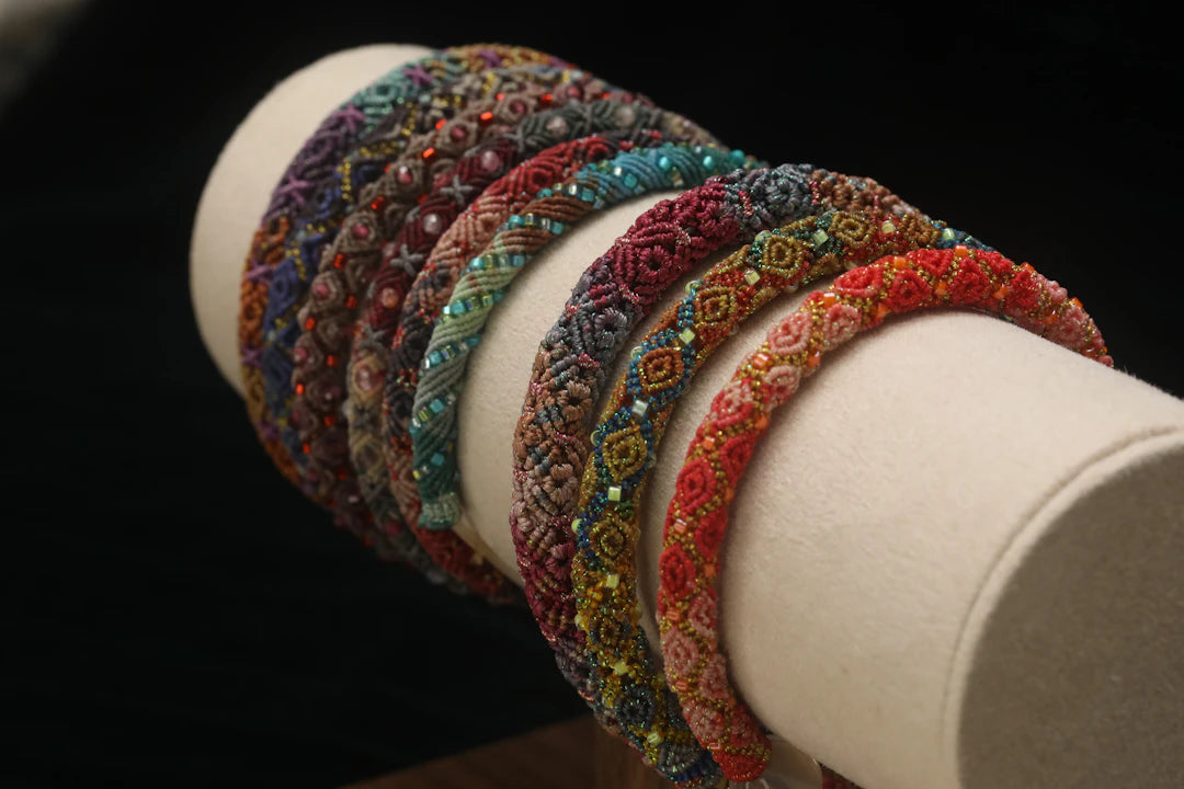 Att kombinera färger och texturer i smyckesdesign