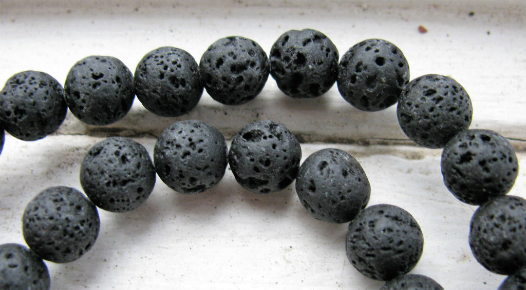 Lavasten - Svart 8-9 mm 1 sträng Hilmas Pyssel