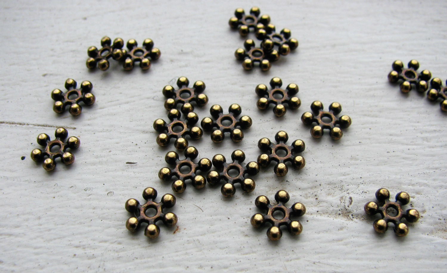 Mellandel Bronsfärgad - Platt Blomma 6,7mm, 20-pack Grekisk Metall