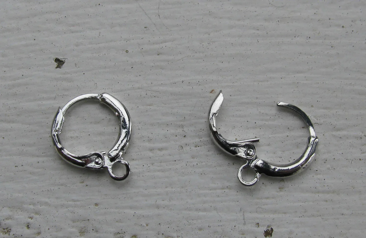 Örkrok Brisyr Silverfärgad - Rund 11,5mm, 1 par Grekisk Metall