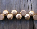 Honeycomb Jewel - Bronze Pale Gold 6mm, 1 sträng Hilmas Pyssel