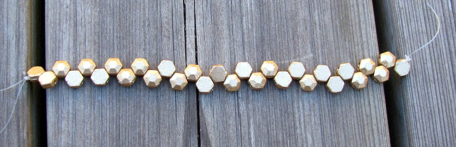 Honeycomb Jewel - Bronze Pale Gold 6mm, 1 sträng Hilmas Pyssel