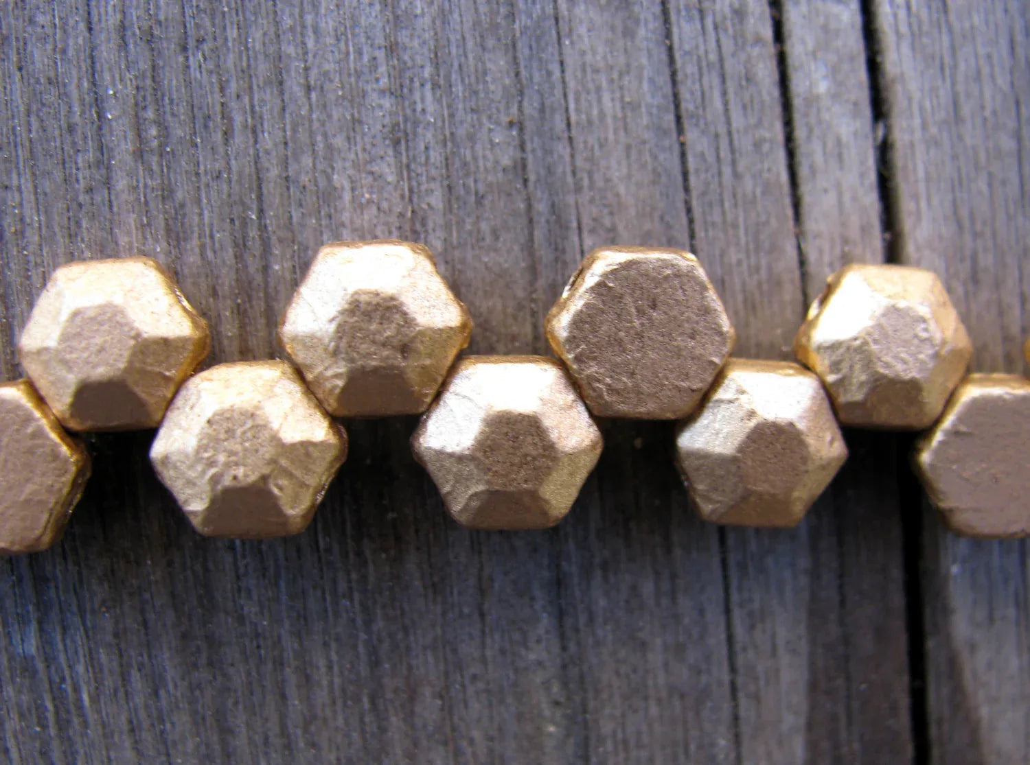 Honeycomb Jewel - Bronze Pale Gold 6mm, 1 sträng Hilmas Pyssel