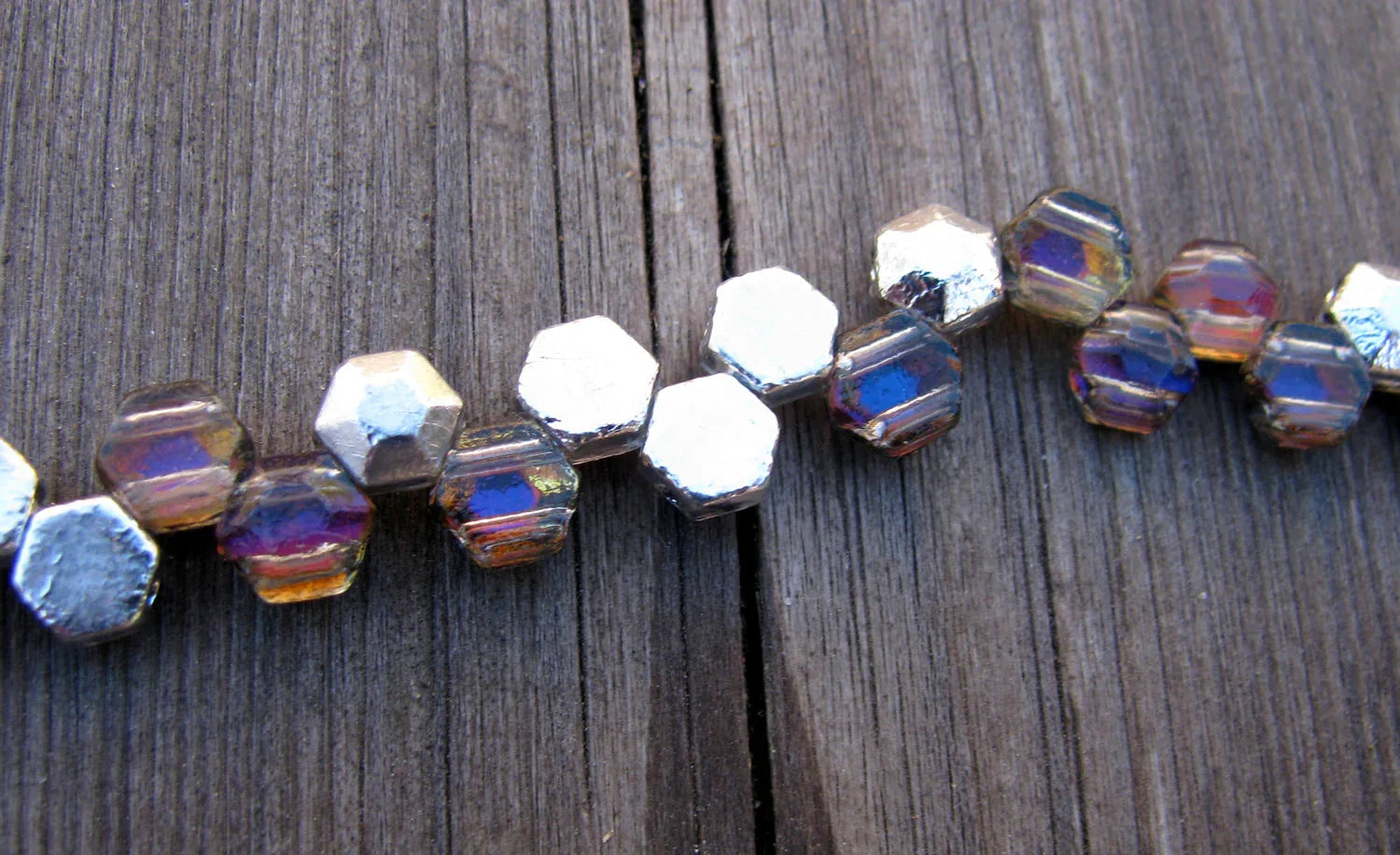 Honeycomb Jewel - Heliotrope 6mm, 1 sträng Hilmas Pyssel