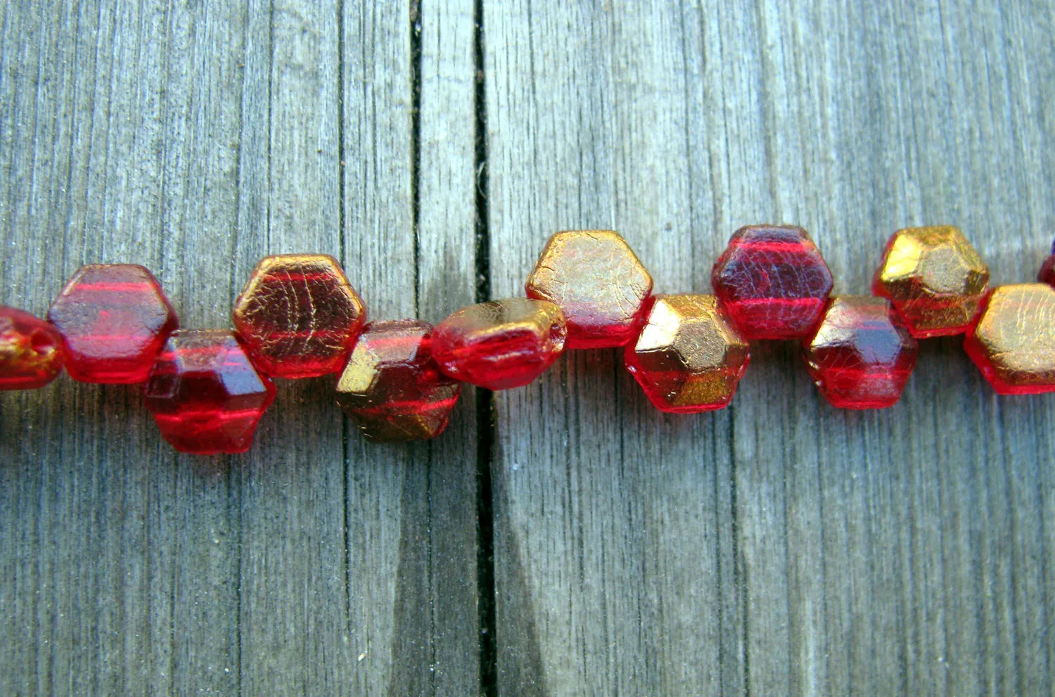Honeycomb Jewel - Ruby Bronze 6mm, 1 sträng Hilmas Pyssel