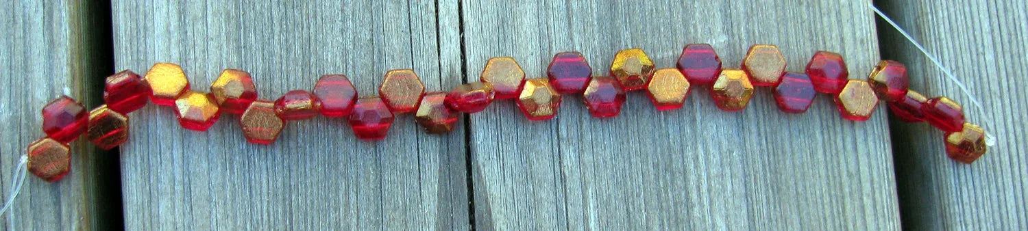 Honeycomb Jewel - Ruby Bronze 6mm, 1 sträng Hilmas Pyssel
