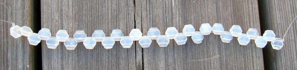 Honeycomb Jewel - Opal 6mm, 1 sträng Hilmas Pyssel