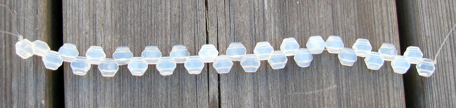 Honeycomb Jewel - Opal 6mm, 1 sträng Hilmas Pyssel