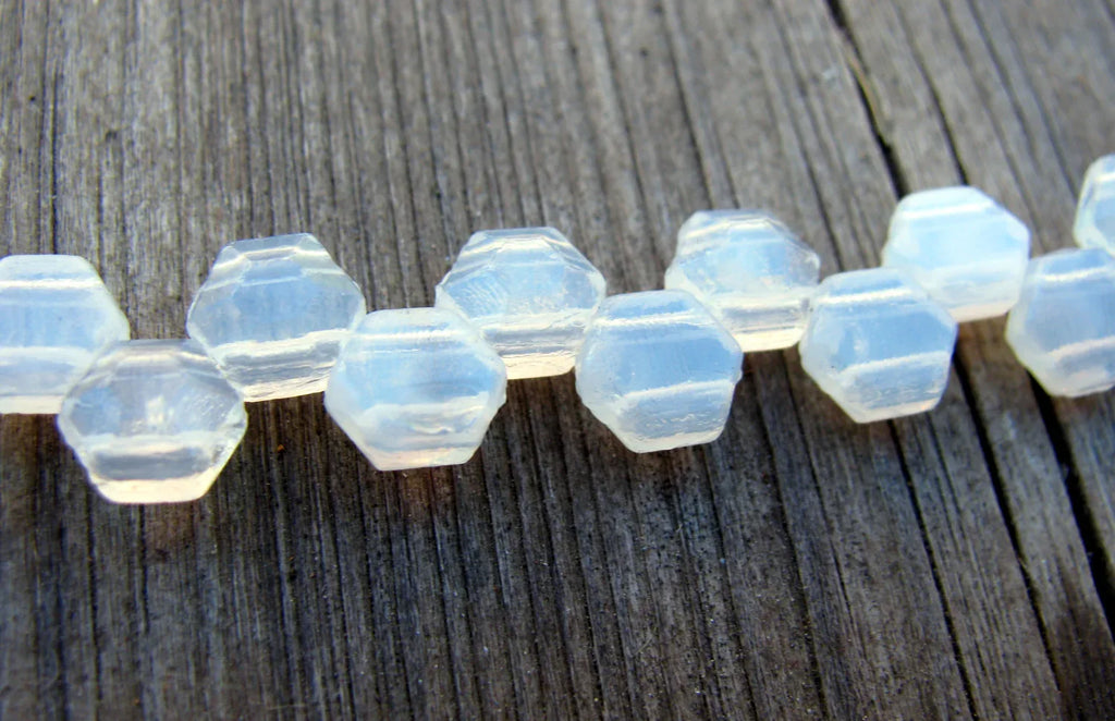 Honeycomb Jewel - Opal 6mm, 1 sträng Hilmas Pyssel