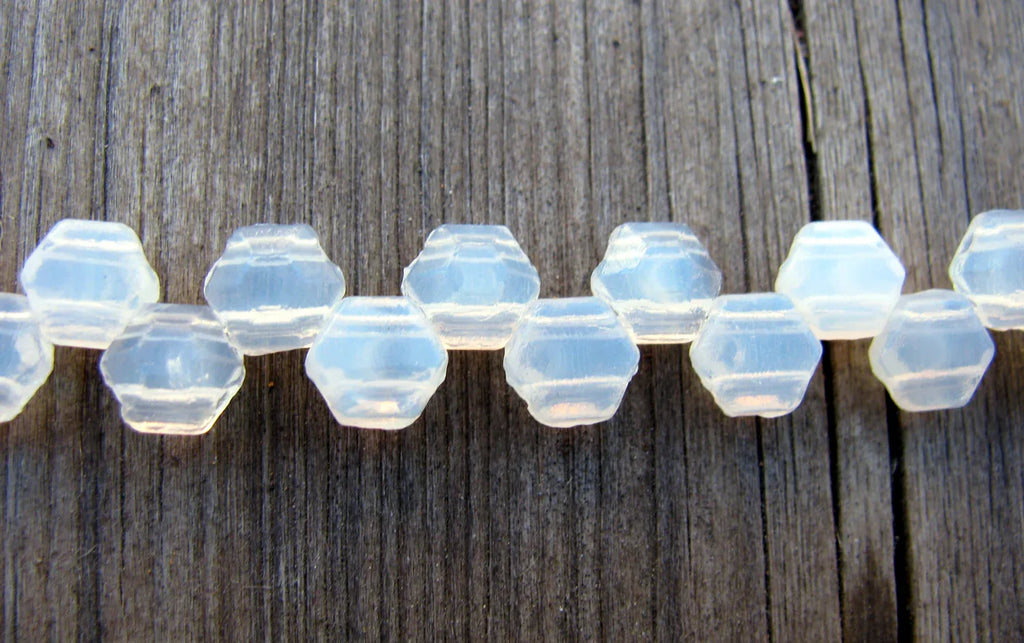 Honeycomb Jewel - Opal 6mm, 1 sträng Hilmas Pyssel