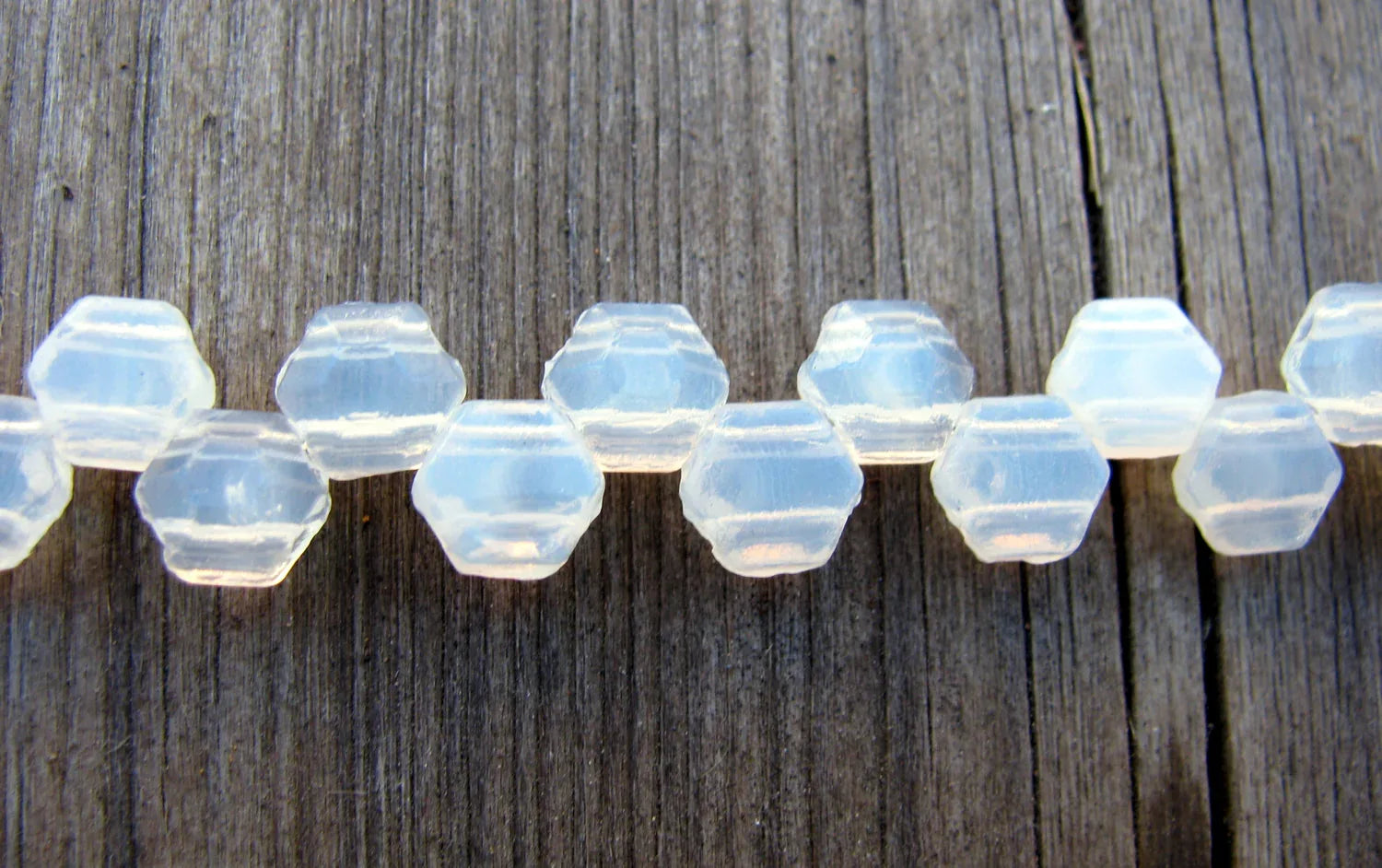 Honeycomb Jewel - Opal 6mm, 1 sträng Hilmas Pyssel