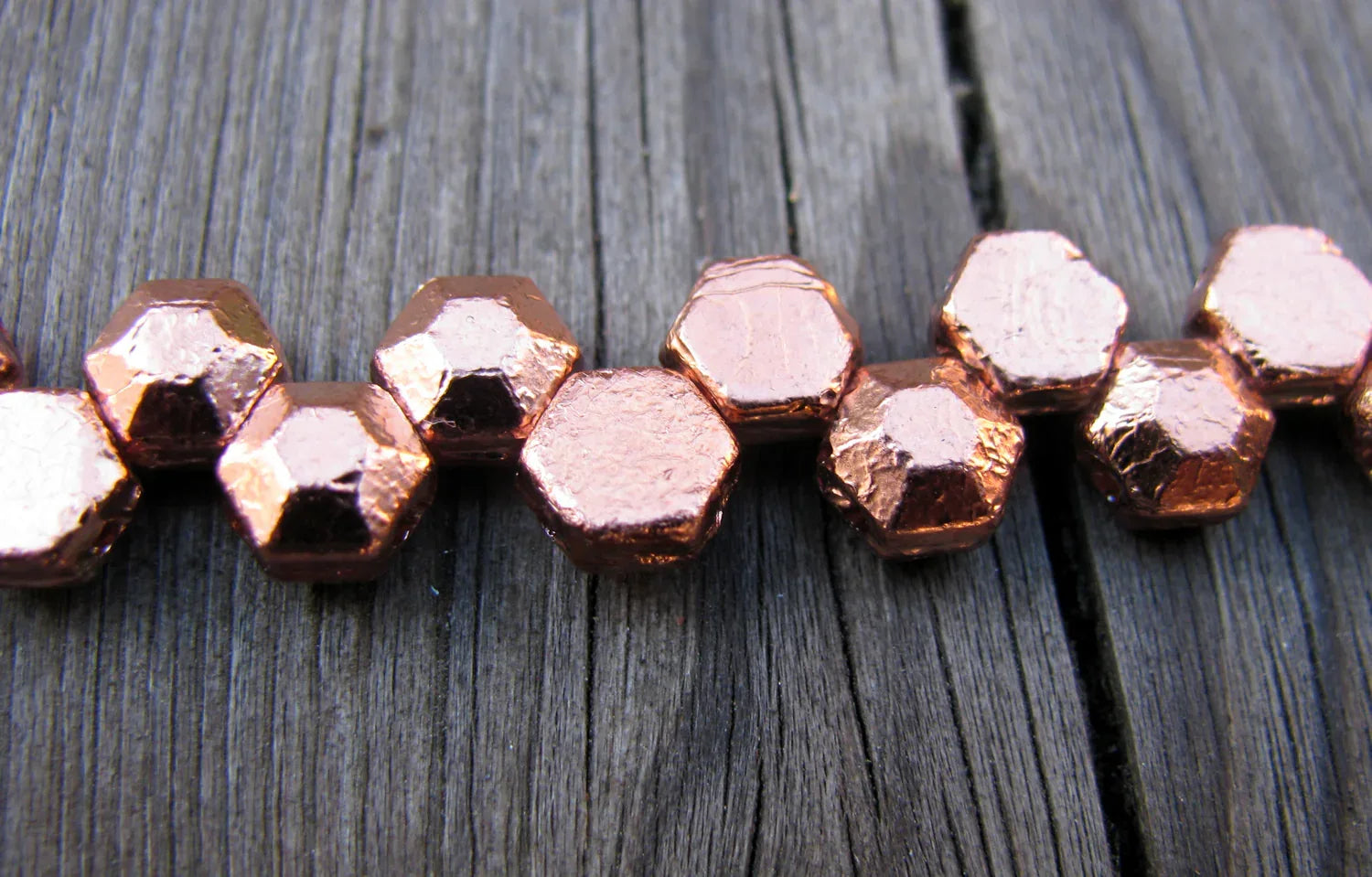 Honeycomb Jewel - Full Capri 6mm, 1 sträng Hilmas Pyssel