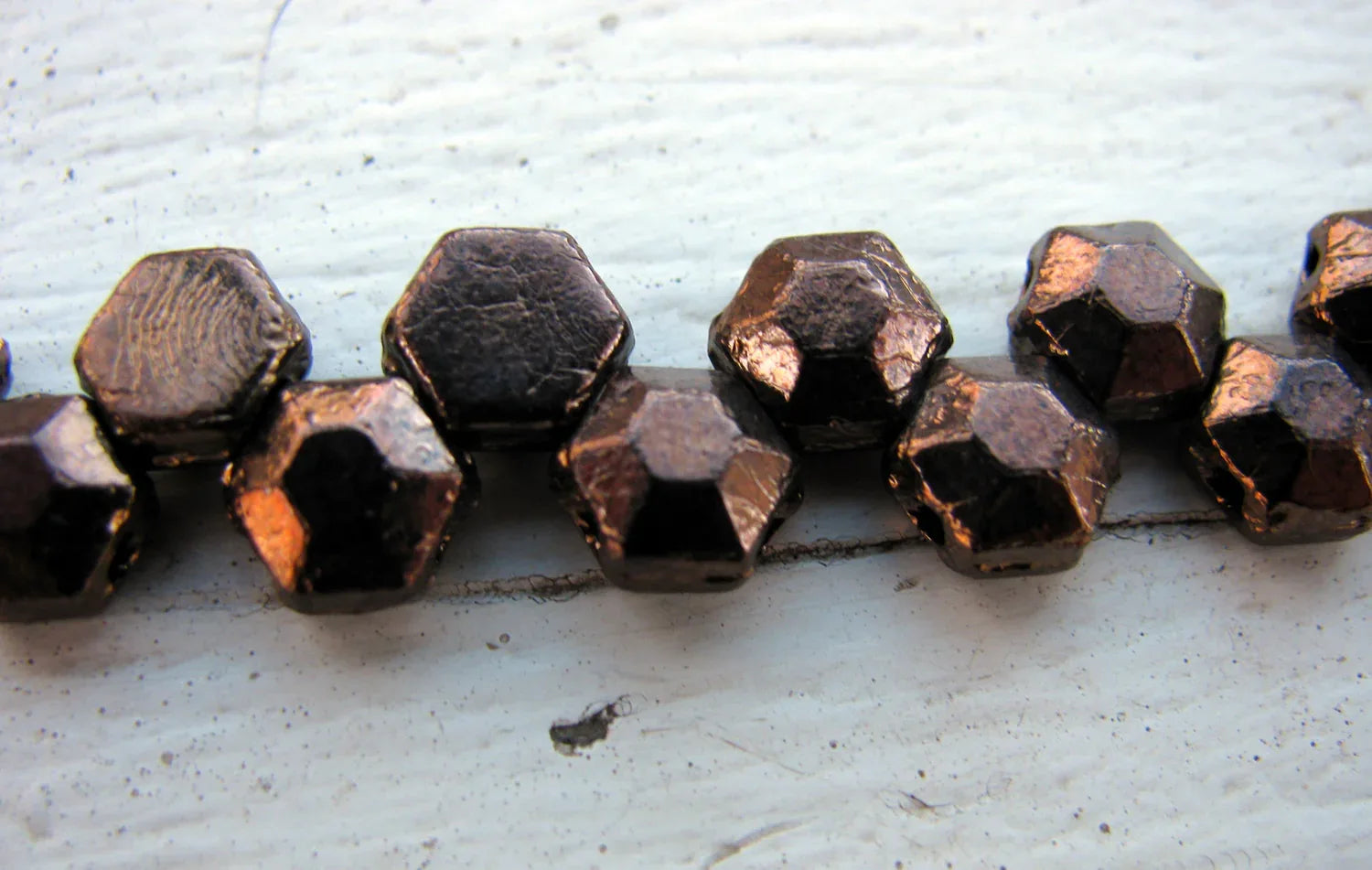 Honeycomb Jewel - Bronze 6mm, 1 sträng Hilmas Pyssel