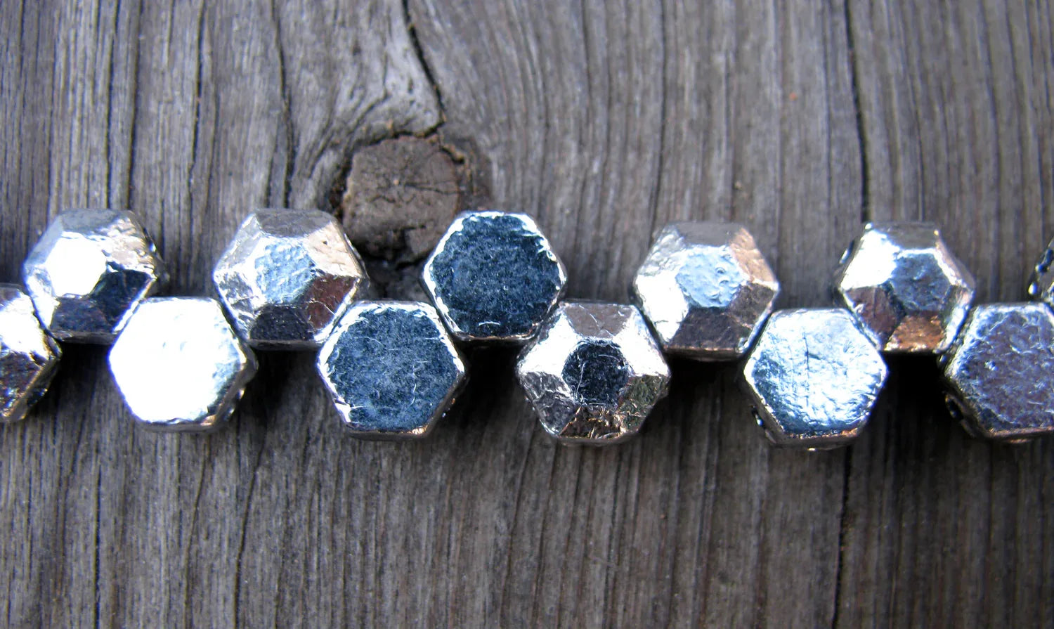 Honeycomb Jewel - Full Labrador 6mm, 1 sträng Hilmas Pyssel