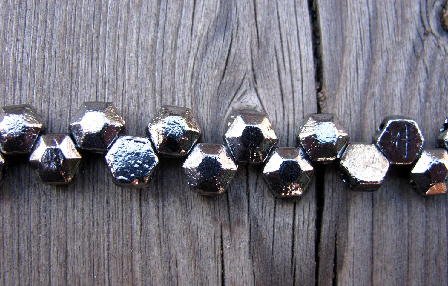 Honeycomb Jewel - Chrome 6mm, 1 sträng Hilmas Pyssel