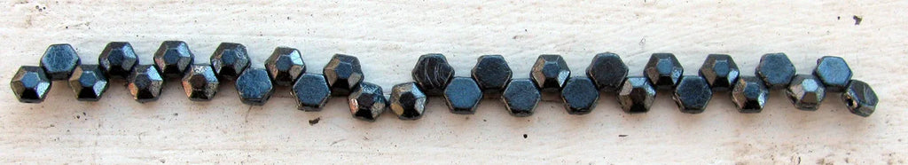 Honeycomb Jewel - Gunmetal 6mm, 1 sträng Hilmas Pyssel