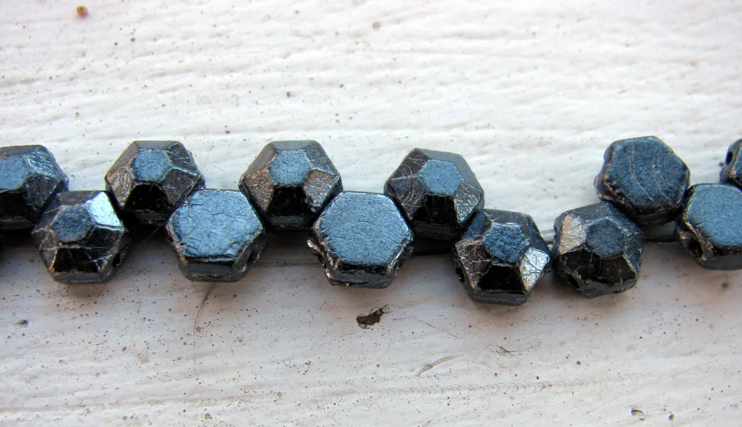 Honeycomb Jewel - Gunmetal 6mm, 1 sträng Hilmas Pyssel
