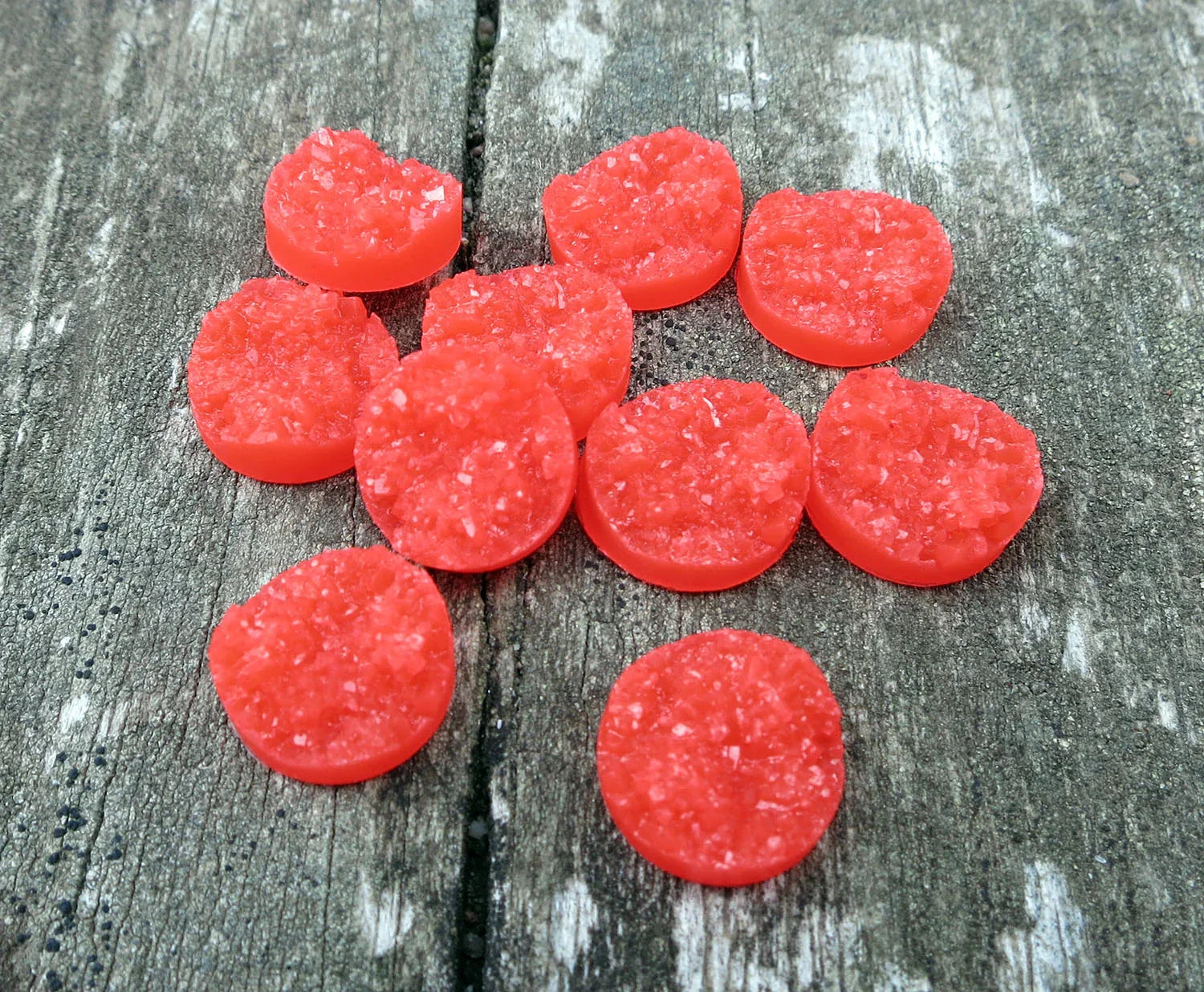 Cabochon av resin - Rund Röd 12mm 10-pack Hilmas Pyssel