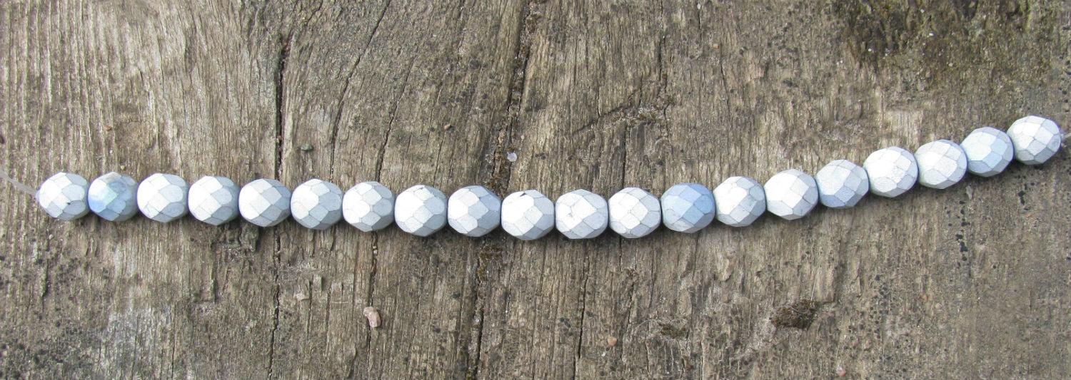 Tjeckiska Firepolish - Glittery Matte Silver 8mm, 1 sträng Hilmas Pyssel