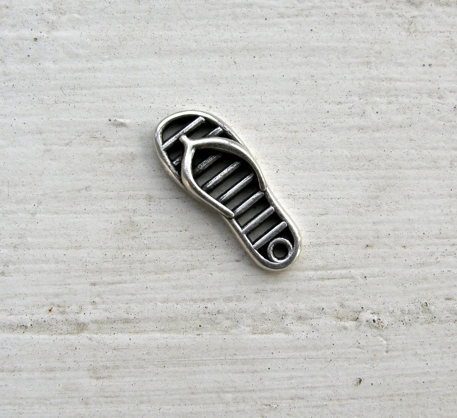 Berlock Silverfärgad - Flipflop 1 styck Grekisk Metall