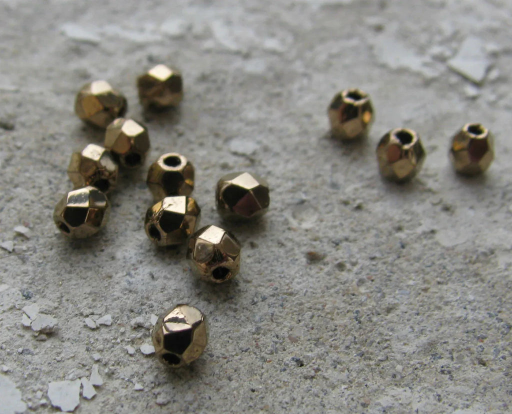 Tjeckiska Firepolish - Gold Bronze 3 mm, 50-pack Hilmas Pyssel