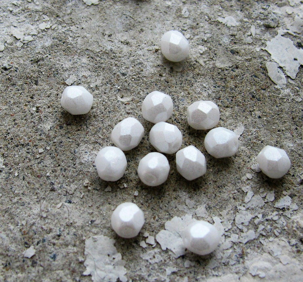 Tjeckiska Firepolish - Pearl Shine White 4 mm, 50-pack Hilmas Pyssel