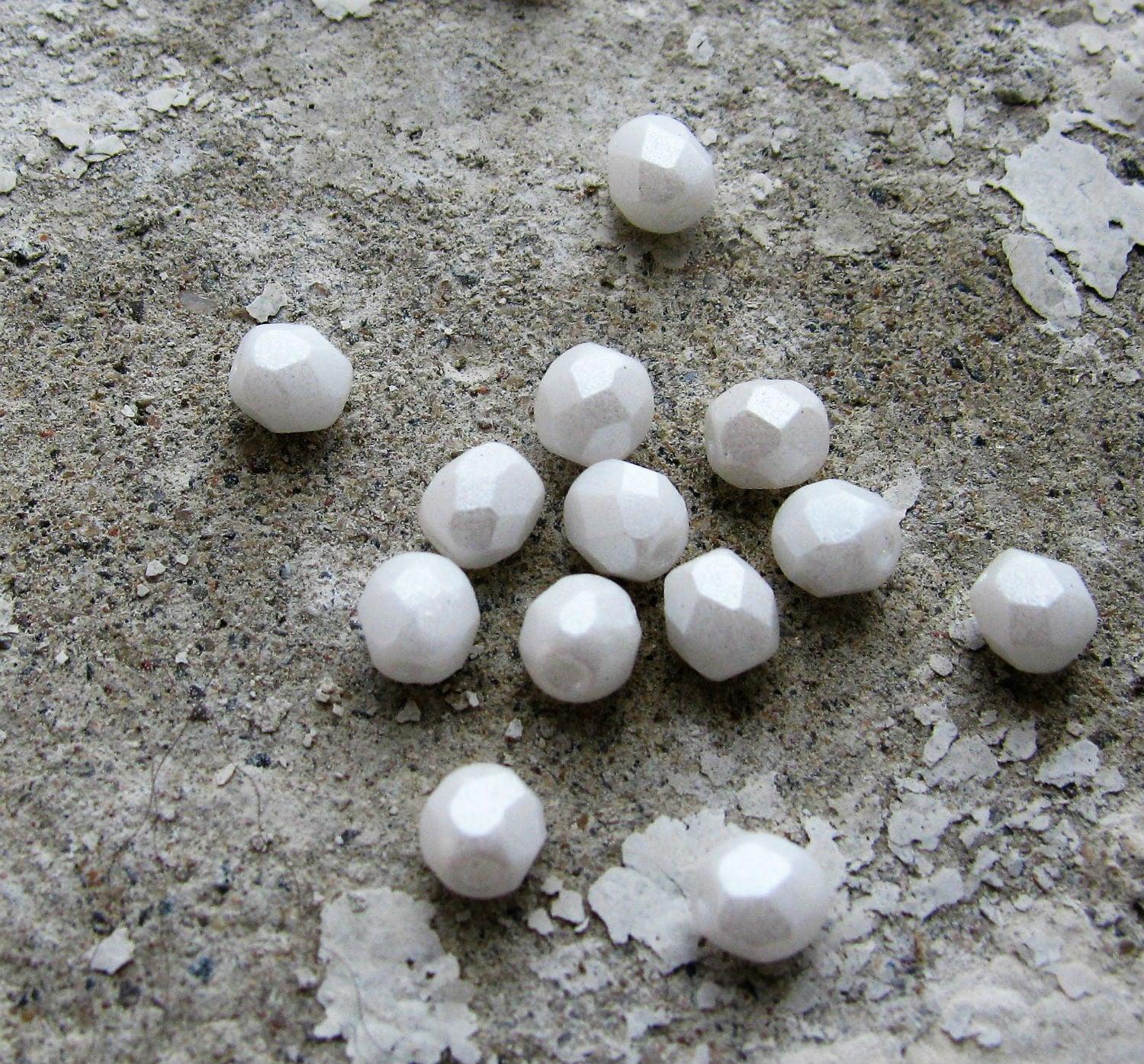 Tjeckiska Firepolish - Pearl Shine White 4 mm, 50-pack Hilmas Pyssel
