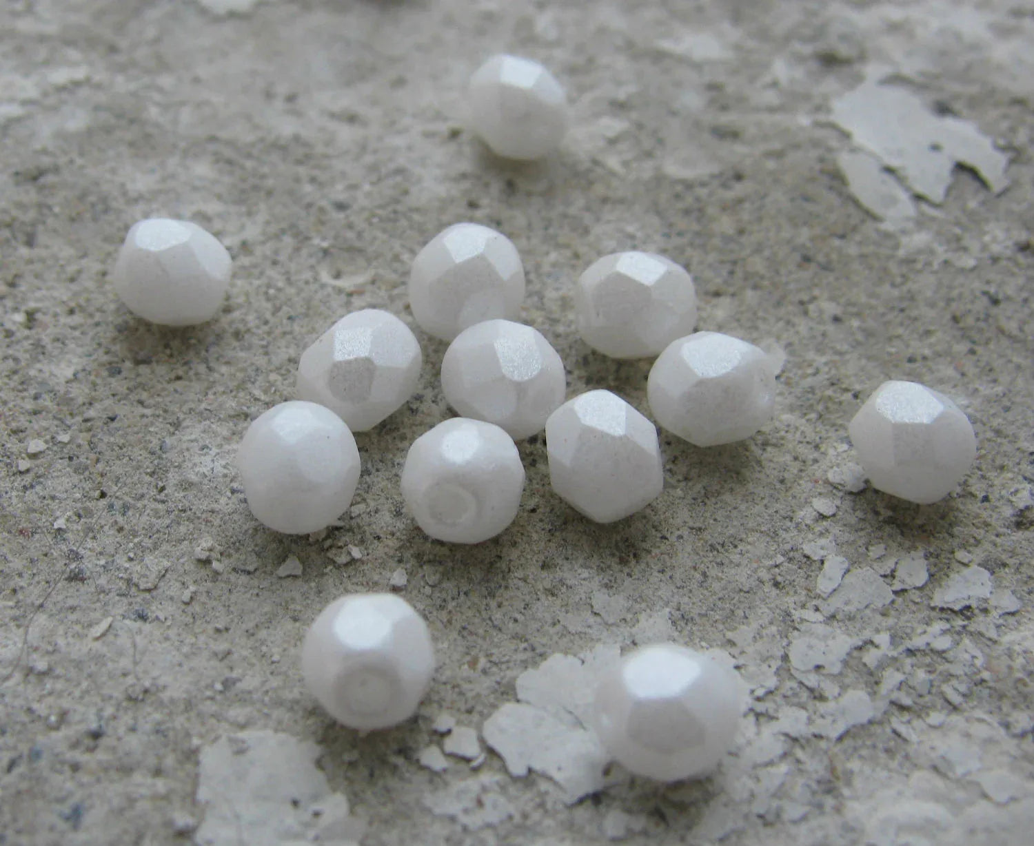 Tjeckiska Firepolish - Pearl Shine White 4 mm, 50-pack Hilmas Pyssel