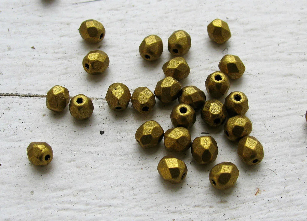 Tjeckiska Firepolish - Matte Metallic Aztec Gold 4 mm, 50-pack Hilmas Pyssel