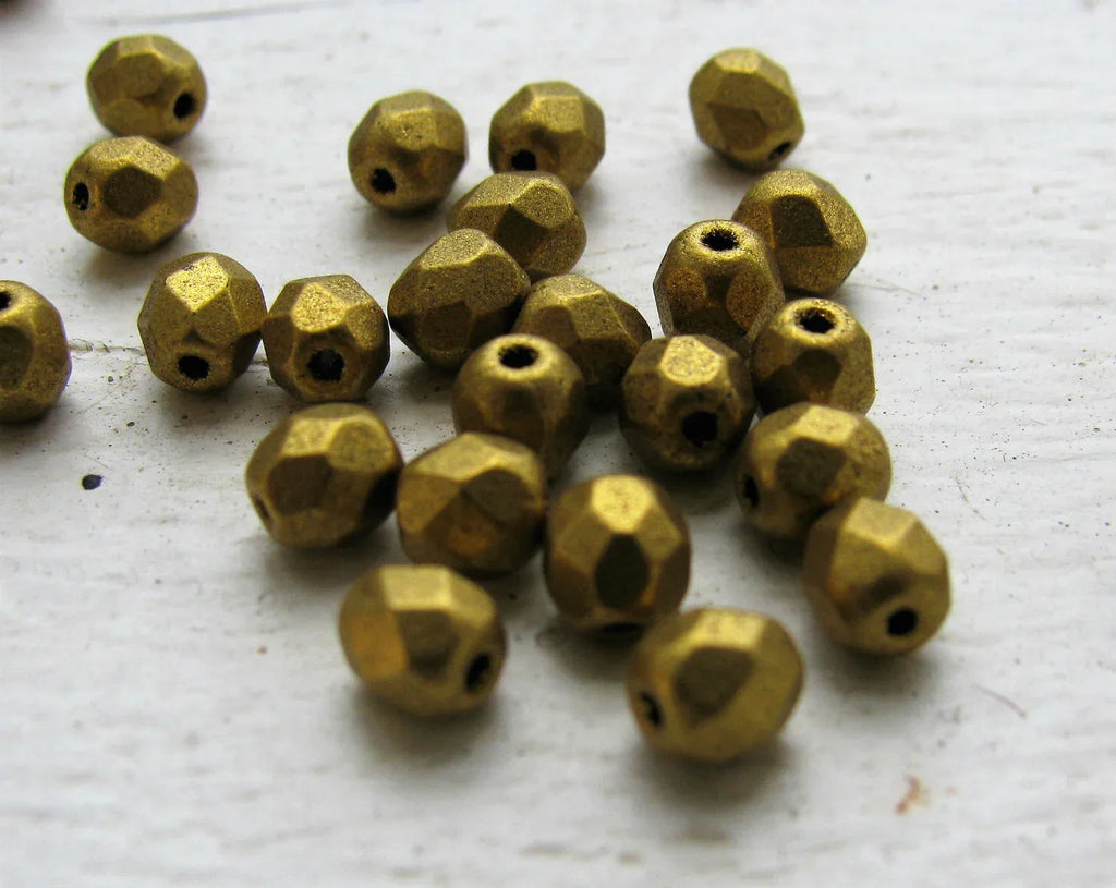 Tjeckiska Firepolish - Matte Metallic Aztec Gold 4 mm, 50-pack Hilmas Pyssel