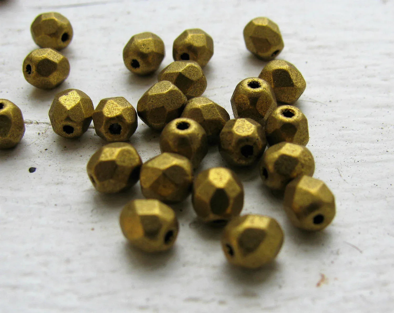 Tjeckiska Firepolish - Matte Metallic Aztec Gold 4 mm, 50-pack Hilmas Pyssel