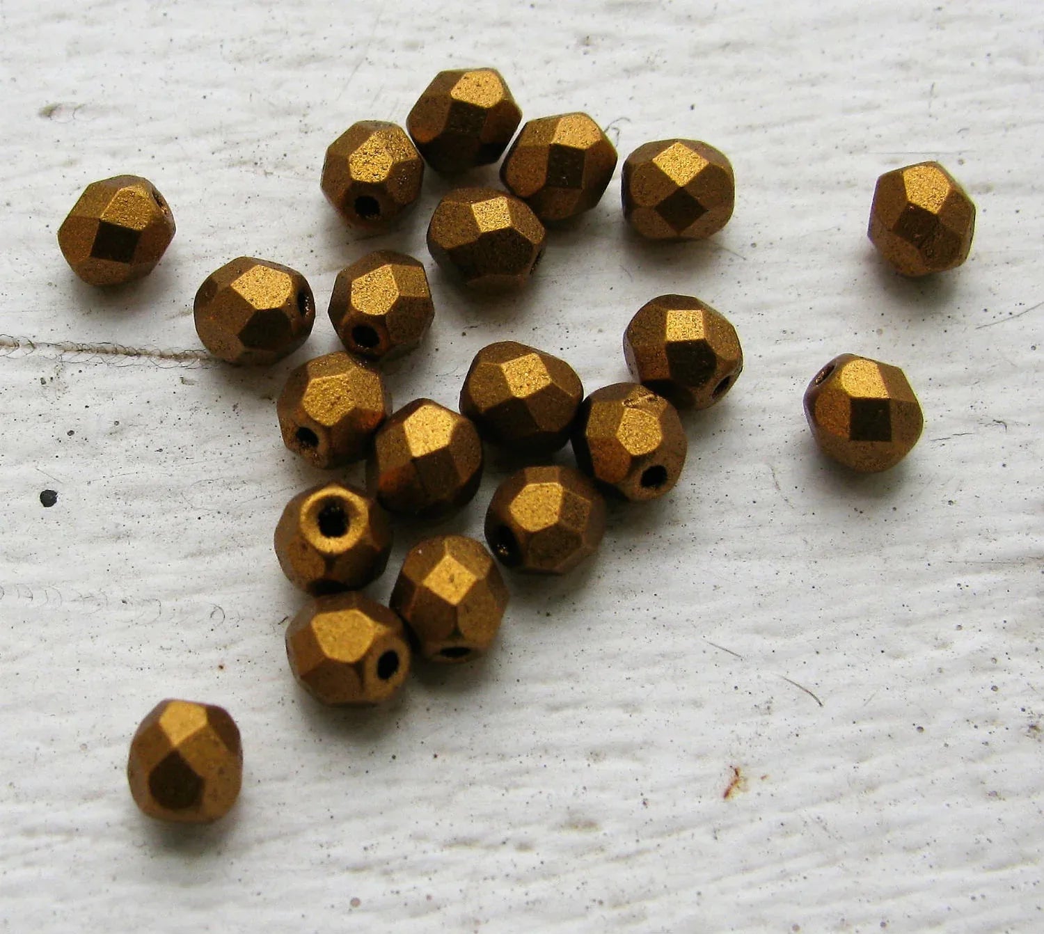 Tjeckiska Firepolish - Matte Metallic Goldenrod 4 mm, 50-pack Hilmas Pyssel