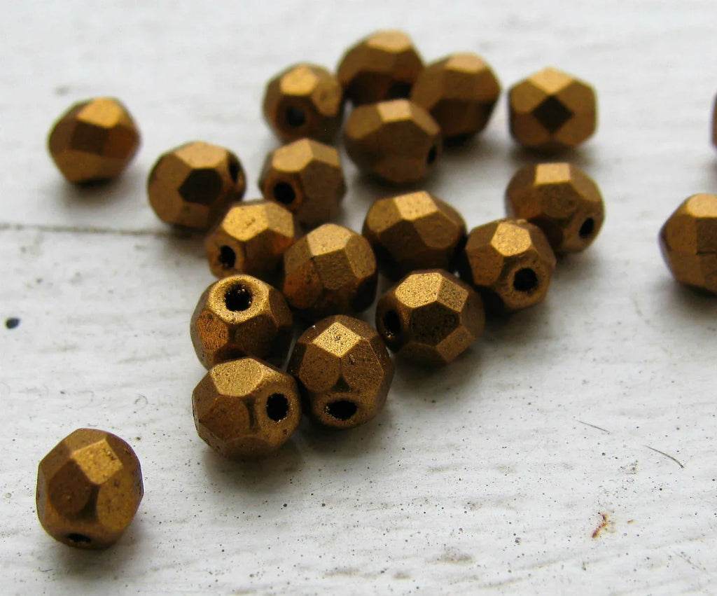 Tjeckiska Firepolish - Matte Metallic Goldenrod 4 mm, 50-pack Hilmas Pyssel