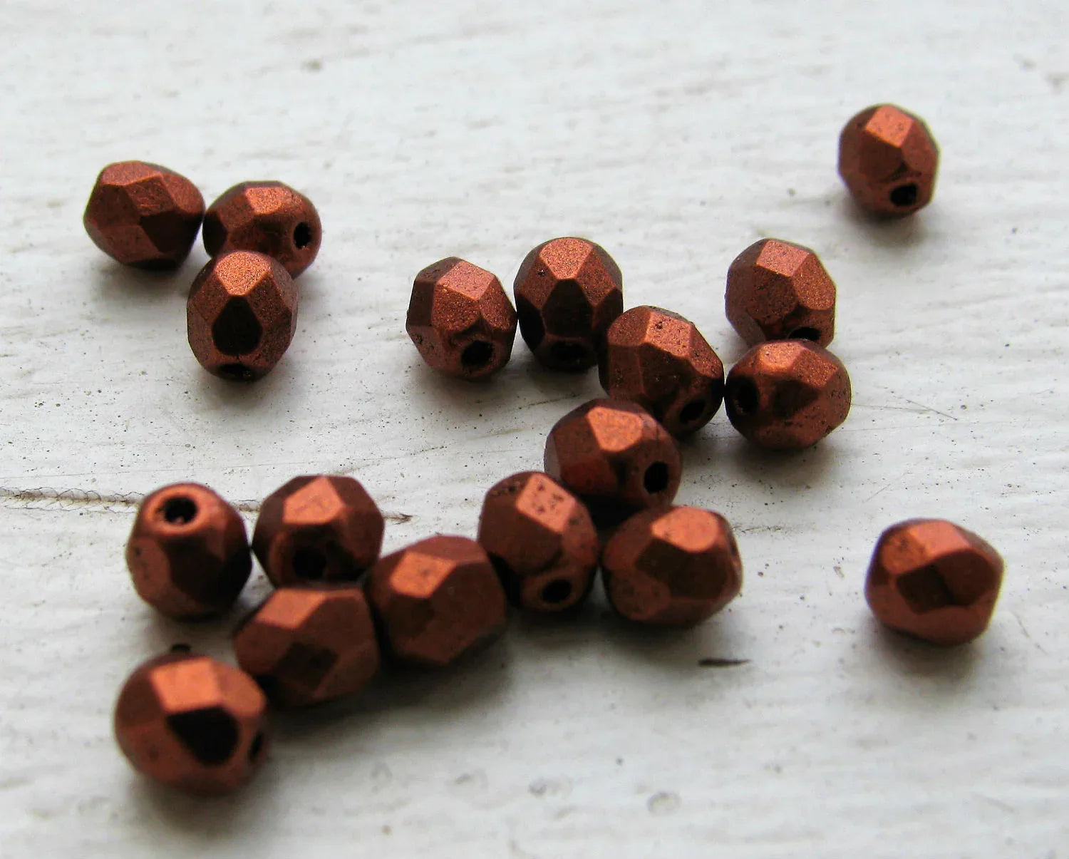Tjeckiska Firepolish - Matte Metallic Dark Copper 4 mm, 50-pack Hilmas Pyssel