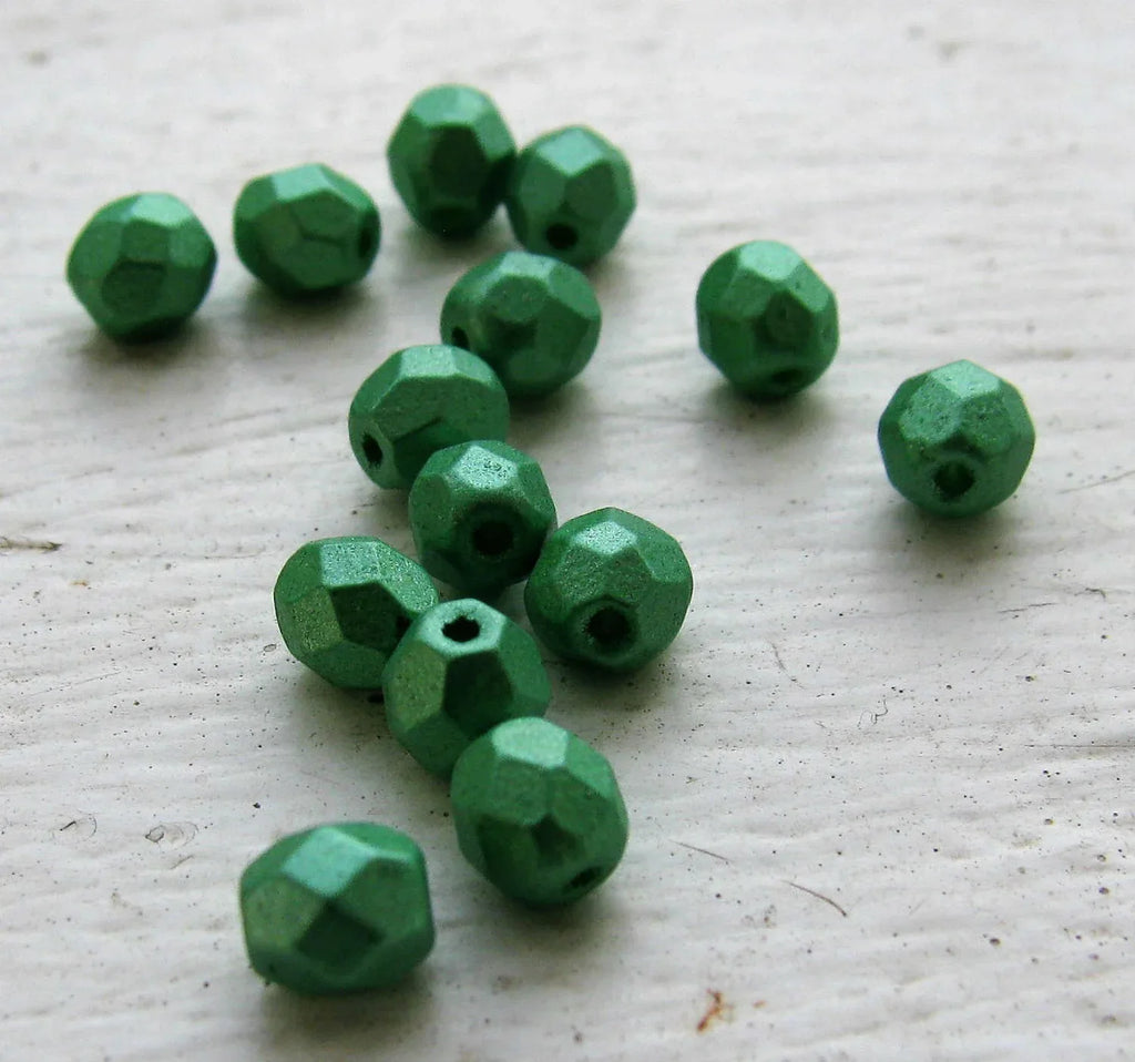 Tjeckiska Firepolish - Coated Green 4 mm, 50-pack Hilmas Pyssel