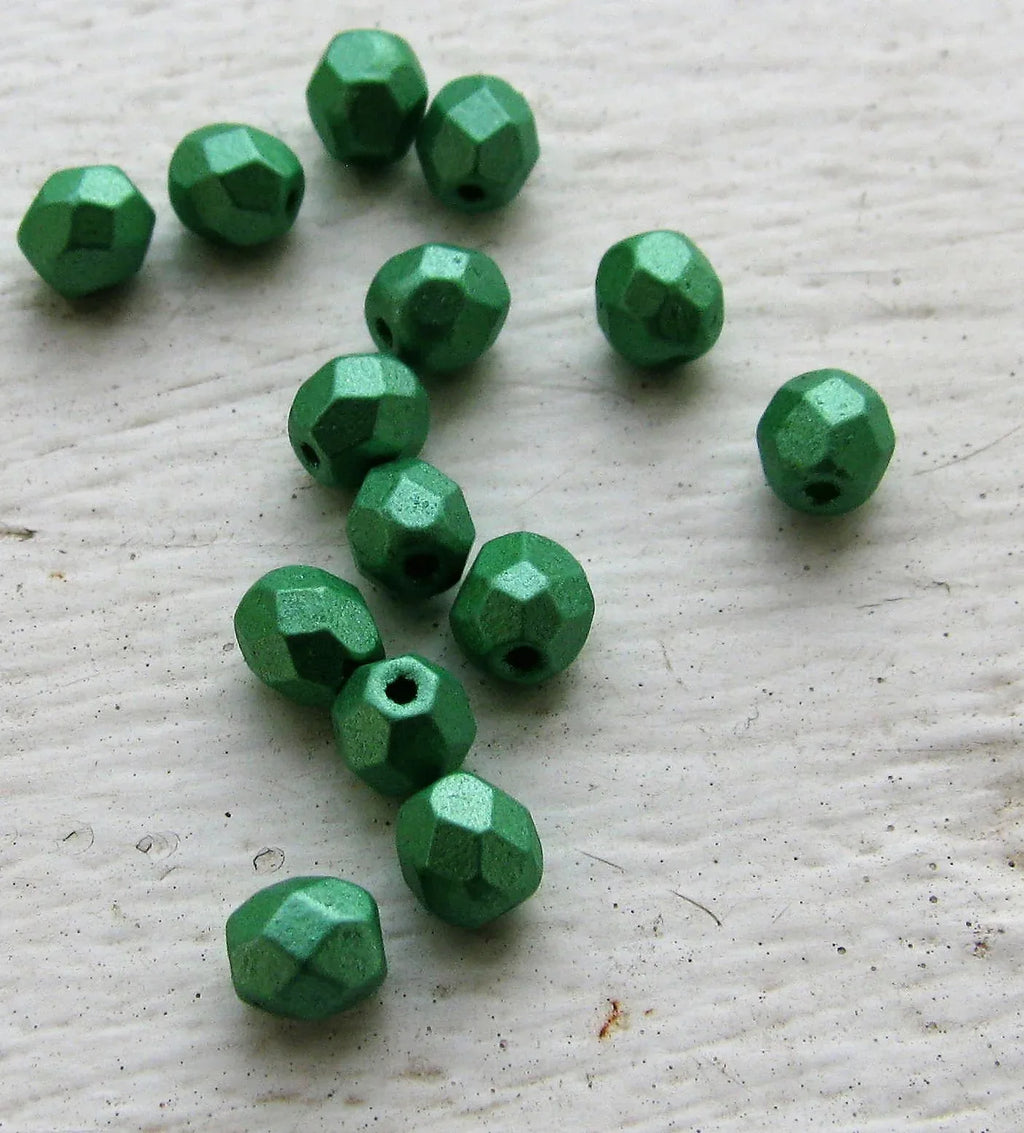 Tjeckiska Firepolish - Coated Green 4 mm, 50-pack Hilmas Pyssel