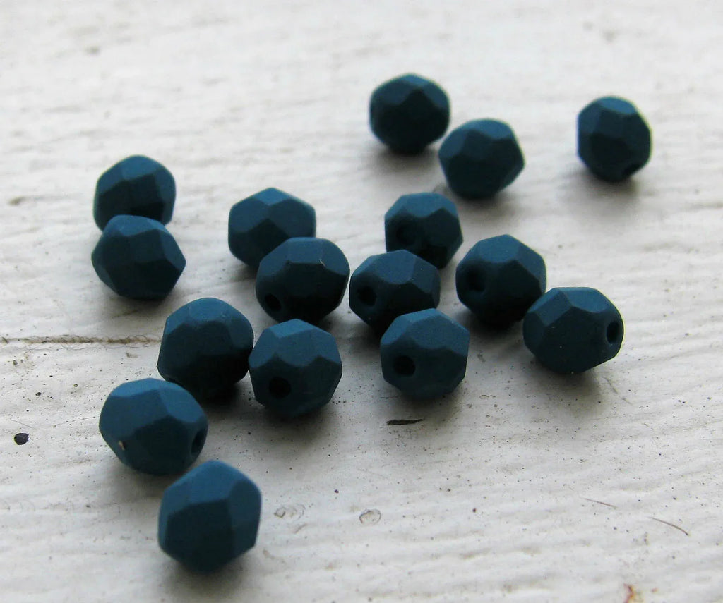 Tjeckiska Firepolish - Dark Teal 4 mm, 50-pack Hilmas Pyssel