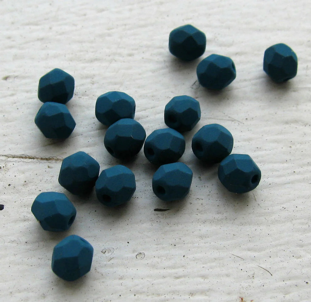 Tjeckiska Firepolish - Dark Teal 4 mm, 50-pack Hilmas Pyssel