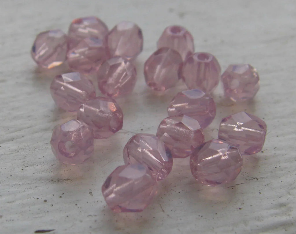 Tjeckiska Firepolish - Milky Pink 4 mm, 50-pack Hilmas Pyssel