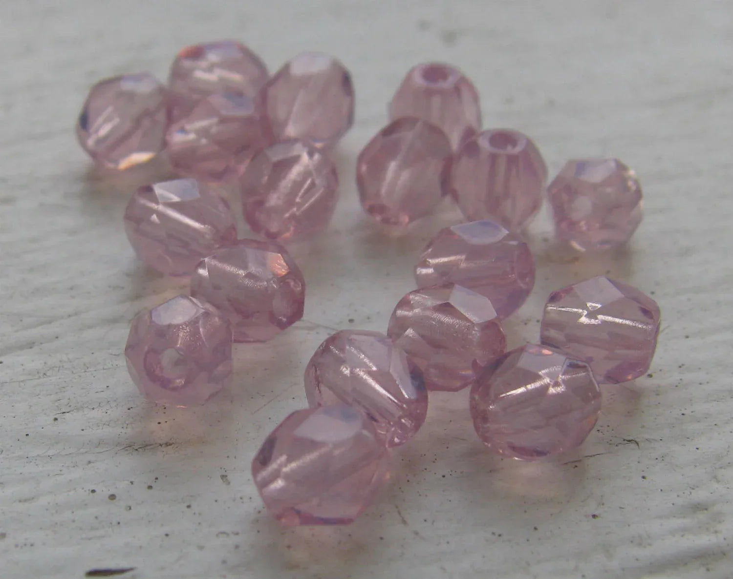 Tjeckiska Firepolish - Milky Pink 4 mm, 50-pack Hilmas Pyssel