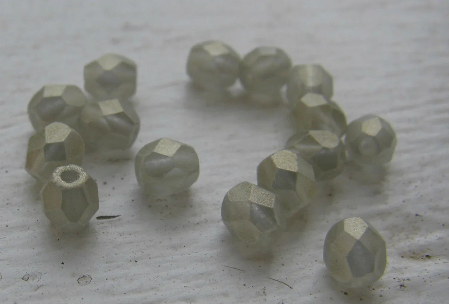 Tjeckiska Firepolish - Sueded Gold Black Diamond 4 mm, 50-pack Hilmas Pyssel