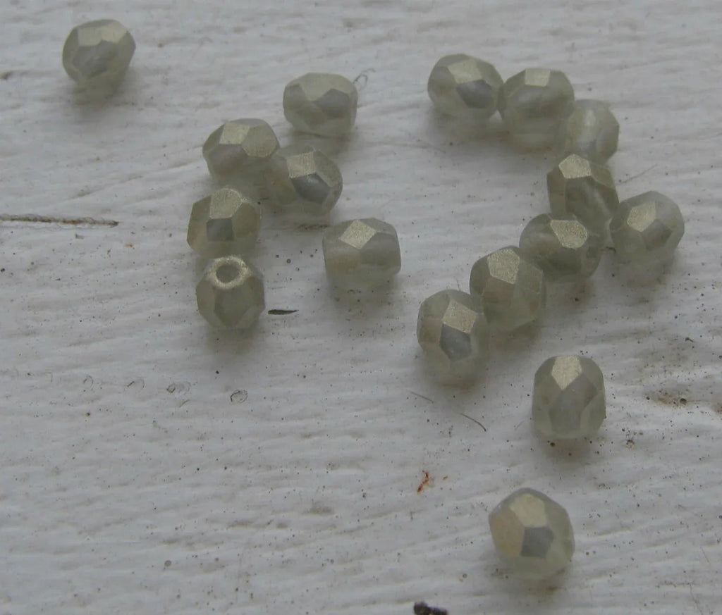 Tjeckiska Firepolish - Sueded Gold Black Diamond 4 mm, 50-pack Hilmas Pyssel
