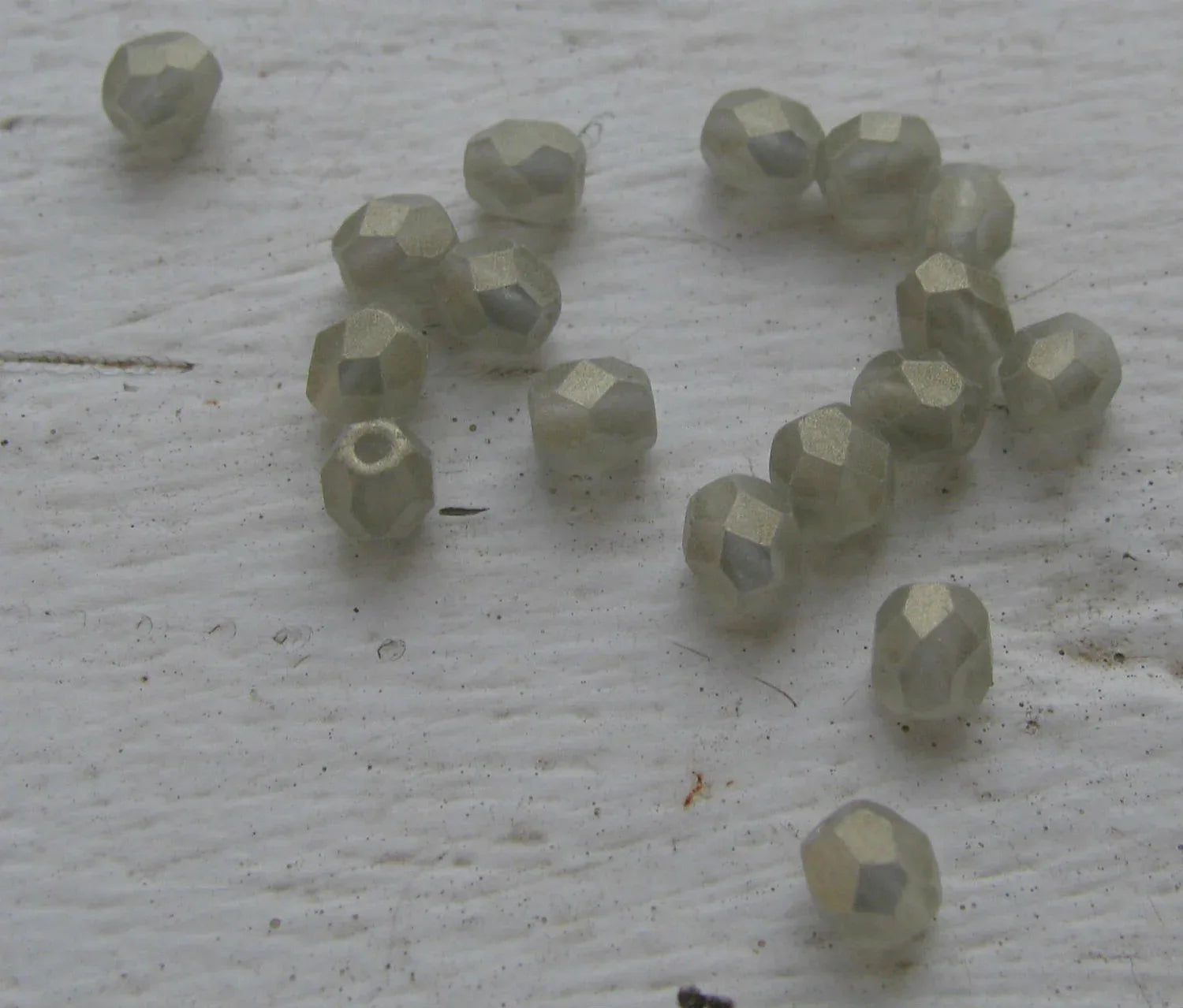 Tjeckiska Firepolish - Sueded Gold Black Diamond 4 mm, 50-pack Hilmas Pyssel