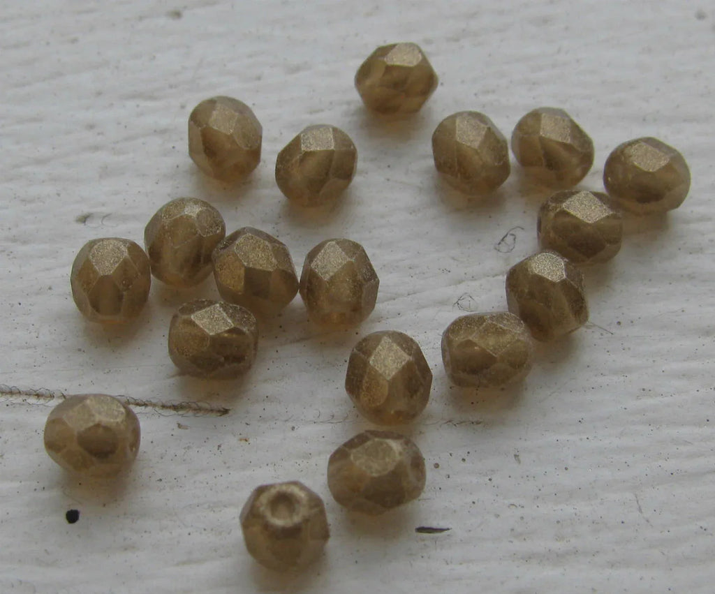 Tjeckiska Firepolish - Sueded Gold Smoky Topaz 4 mm, 50-pack Hilmas Pyssel